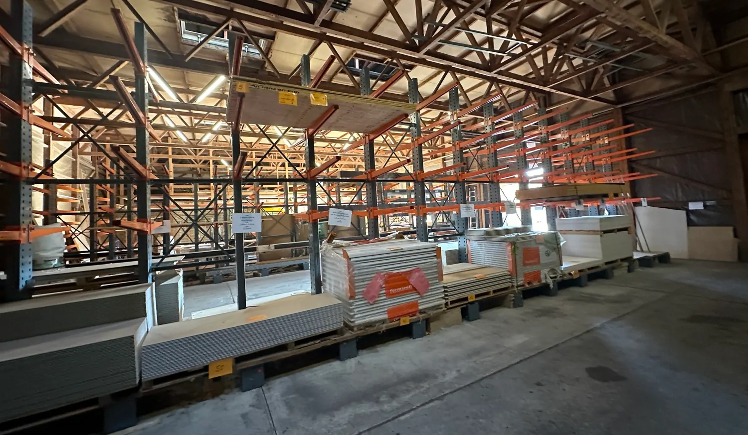 Große Gewerbeeinheit mit Lagerhallen und Verkaufsraum in optimaler Lage