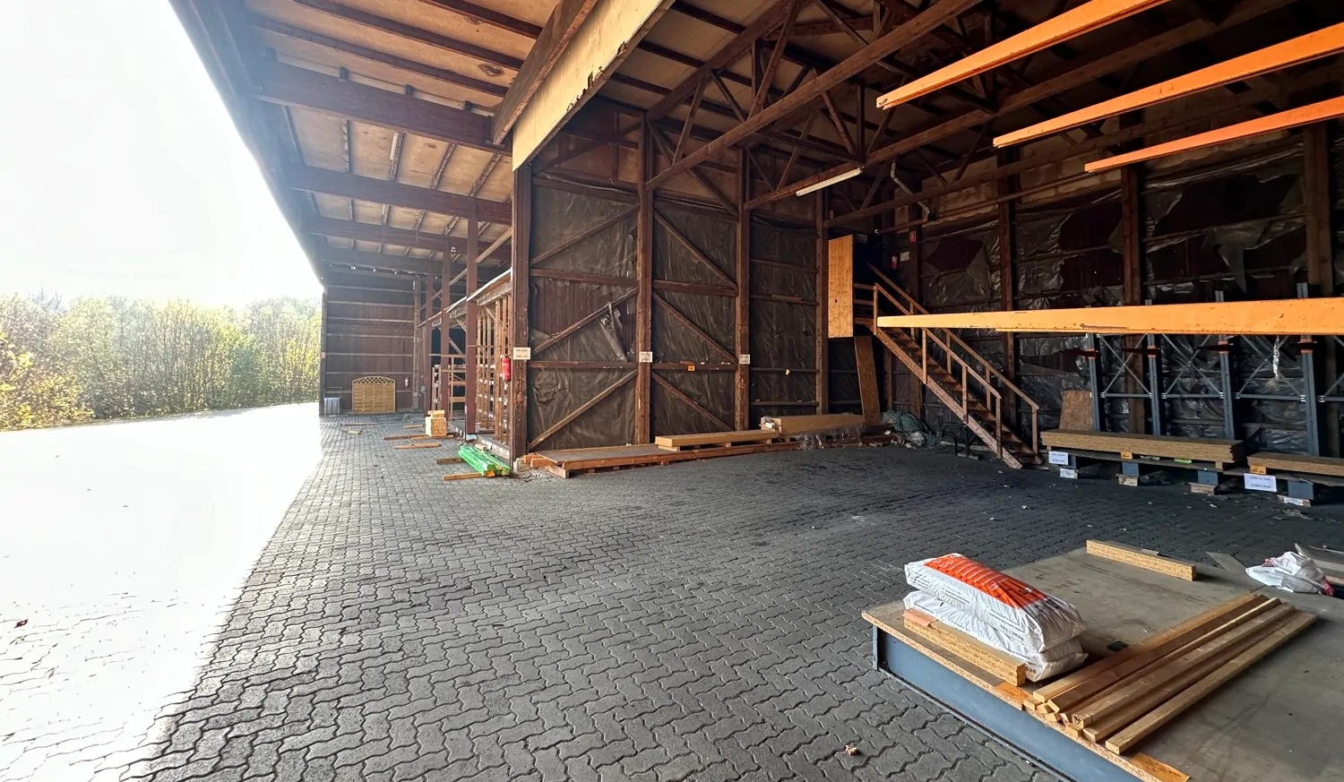 Große Gewerbeeinheit mit Lagerhallen und Verkaufsraum in optimaler Lage