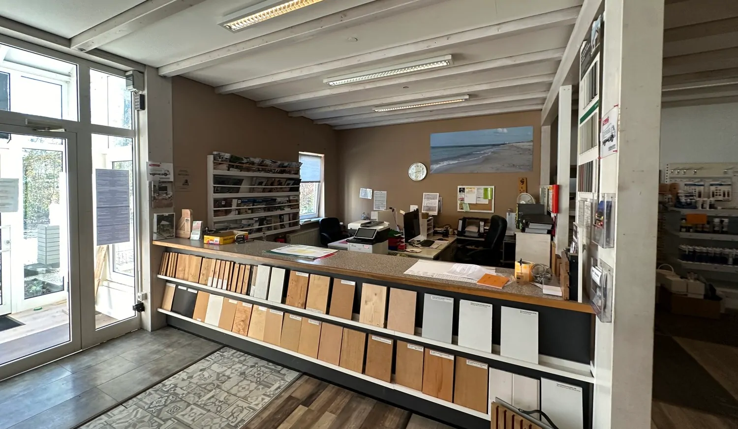 Große Gewerbeeinheit mit Lagerhallen und Verkaufsraum in optimaler Lage