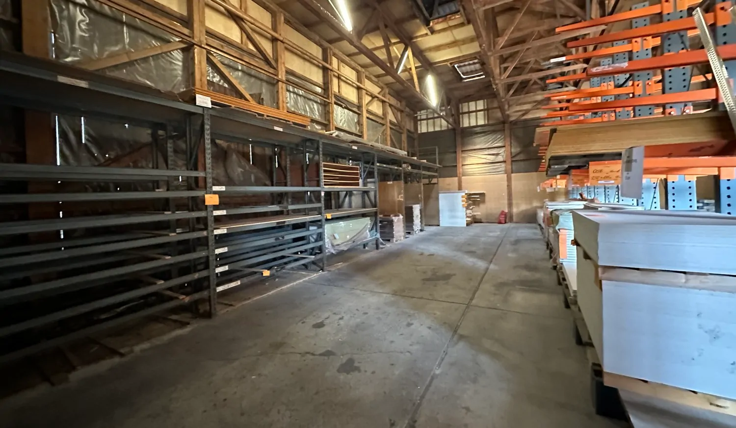 Große Gewerbeeinheit mit Lagerhallen und Verkaufsraum in optimaler Lage