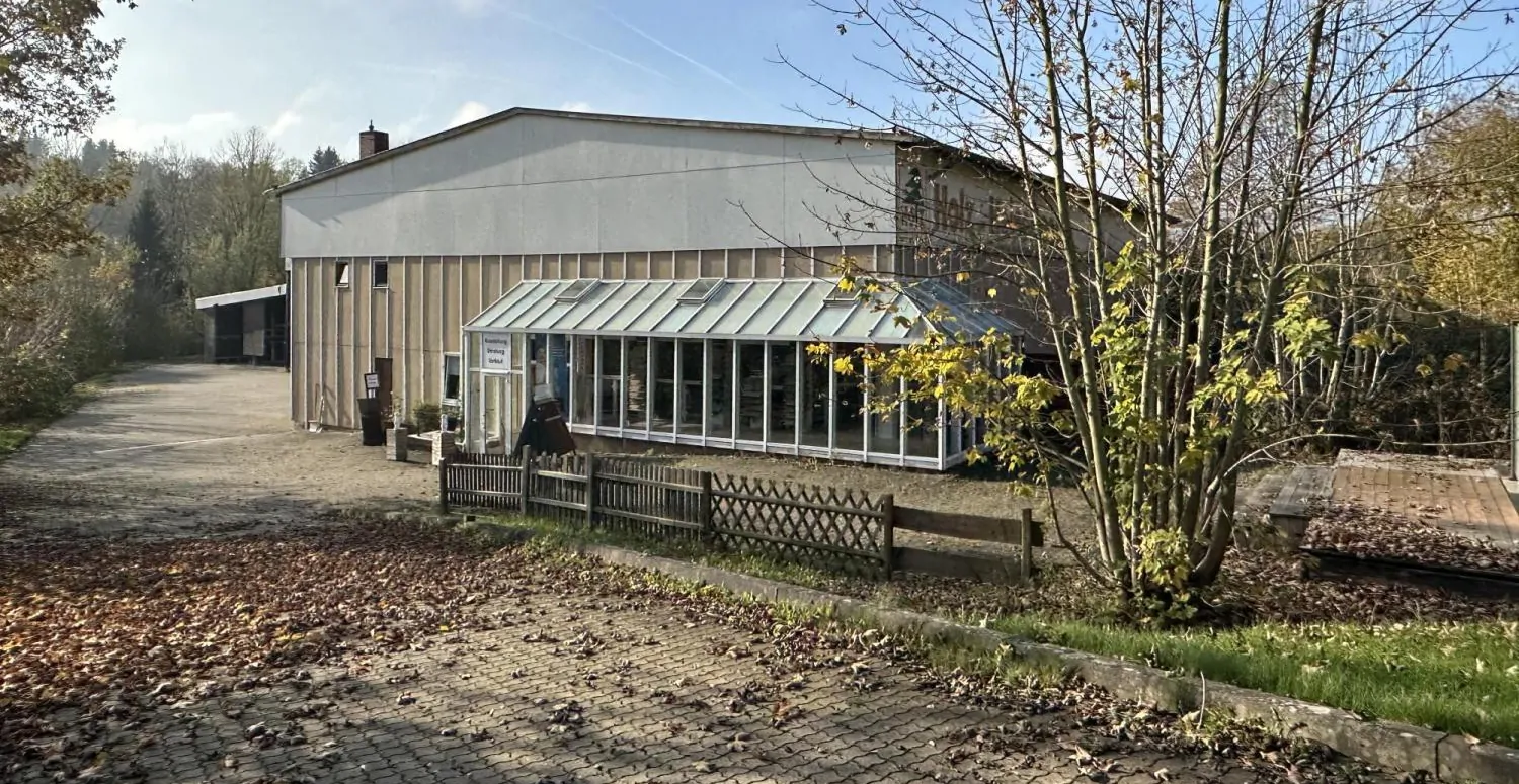 Große Gewerbeeinheit mit Lagerhallen und Verkaufsraum in optimaler Lage