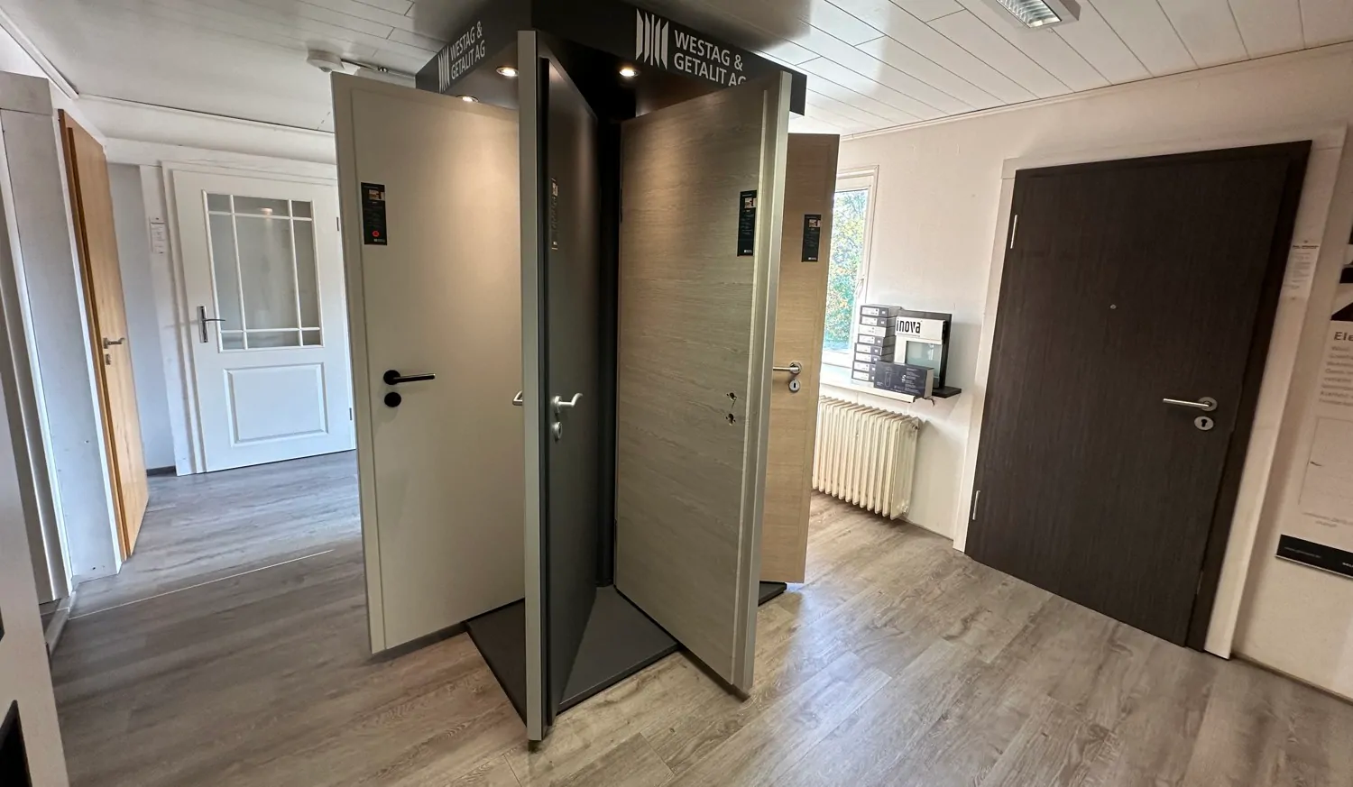 Große Gewerbeeinheit mit Lagerhallen und Verkaufsraum in optimaler Lage