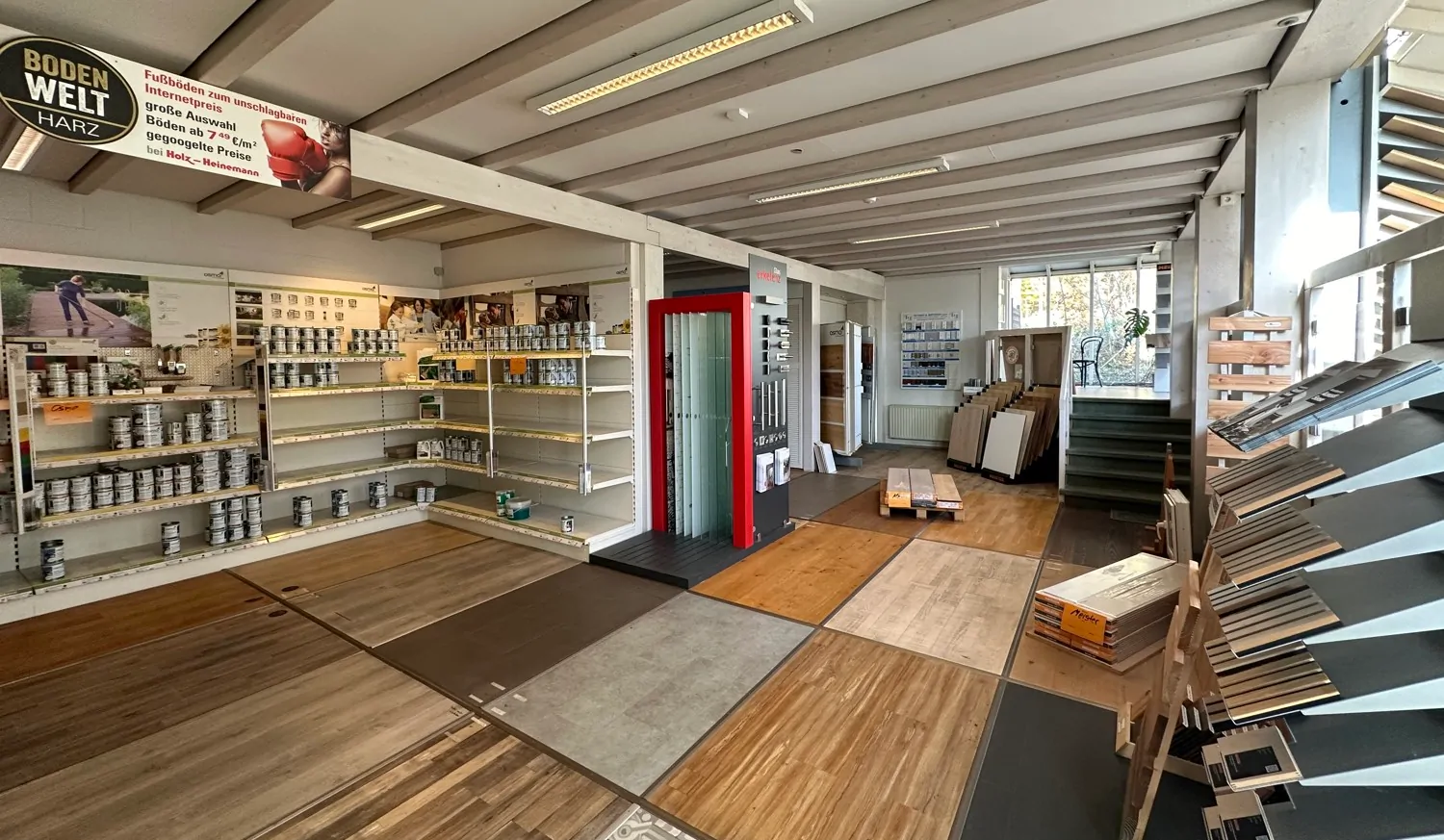 Große Gewerbeeinheit mit Lagerhallen und Verkaufsraum in optimaler Lage