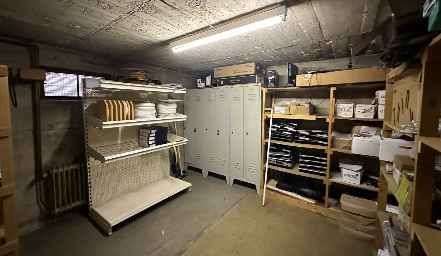 Große Gewerbeeinheit mit Lagerhallen und Verkaufsraum in optimaler Lage