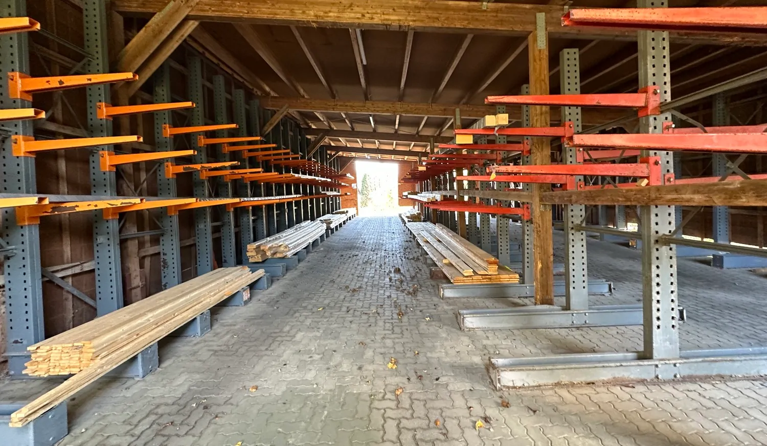 Große Gewerbeeinheit mit Lagerhallen und Verkaufsraum in optimaler Lage