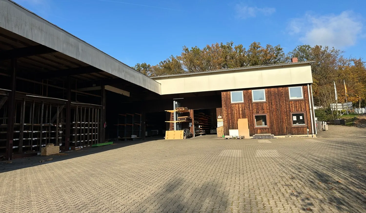 Große Gewerbeeinheit mit Lagerhallen und Verkaufsraum in optimaler Lage