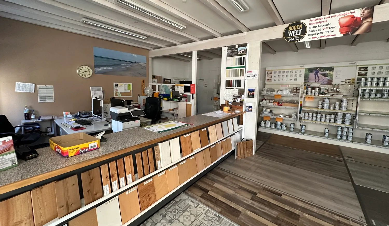 Große Gewerbeeinheit mit Lagerhallen und Verkaufsraum in optimaler Lage