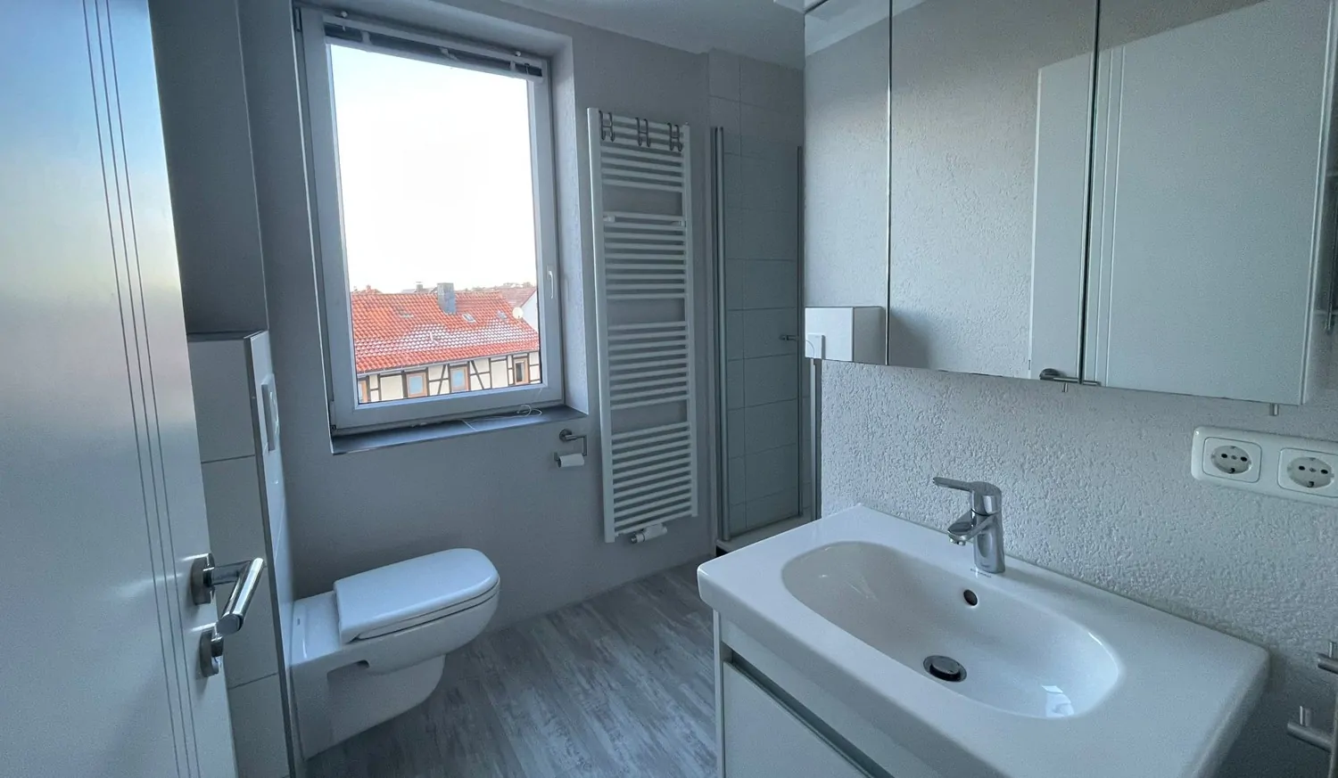 Lichtdurchflutet und vollständig saniert - 4-Zimmer Wohnung in fussläufiger Innenstadtlage