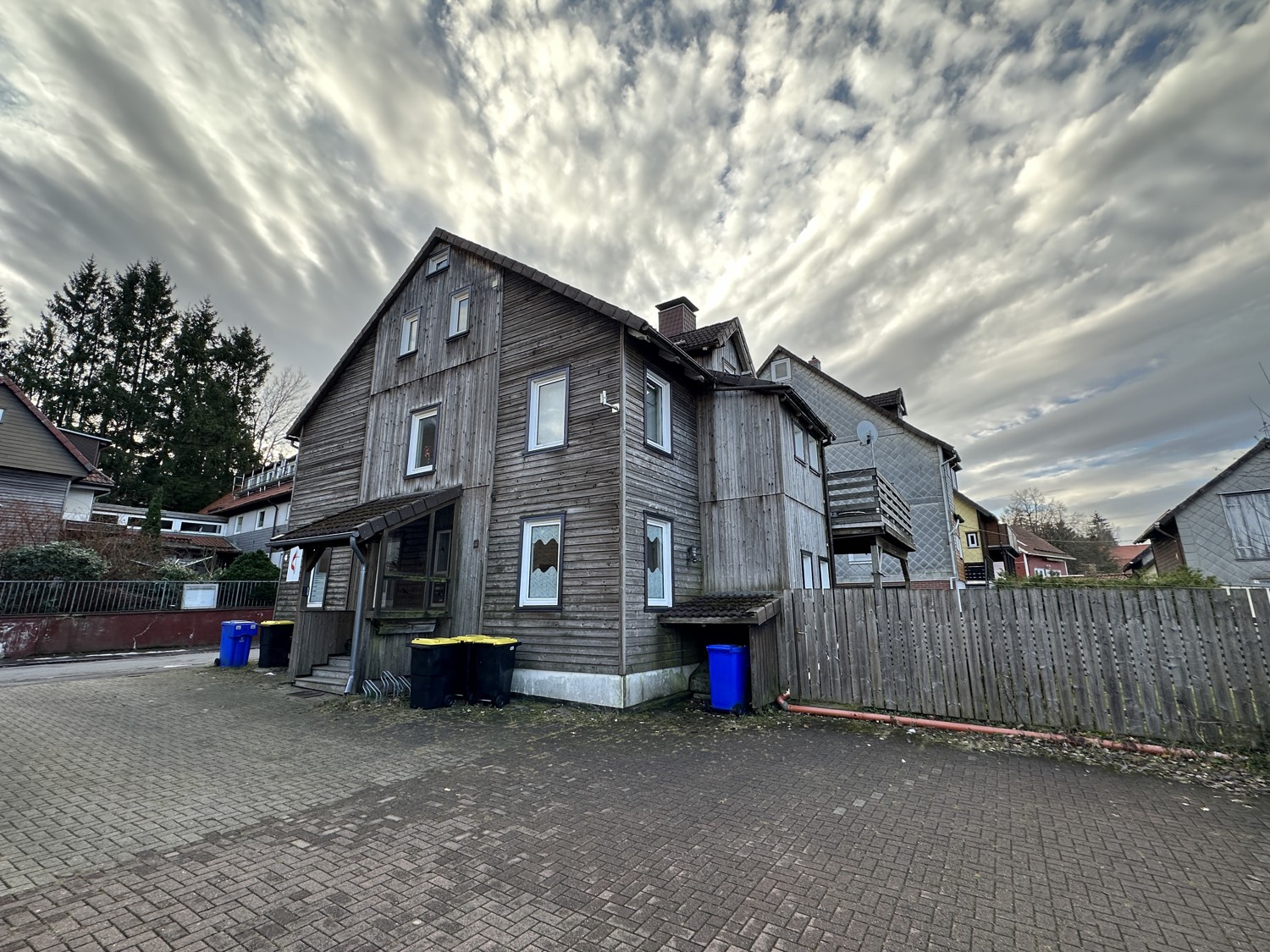 Außenansicht mit Stellplätze