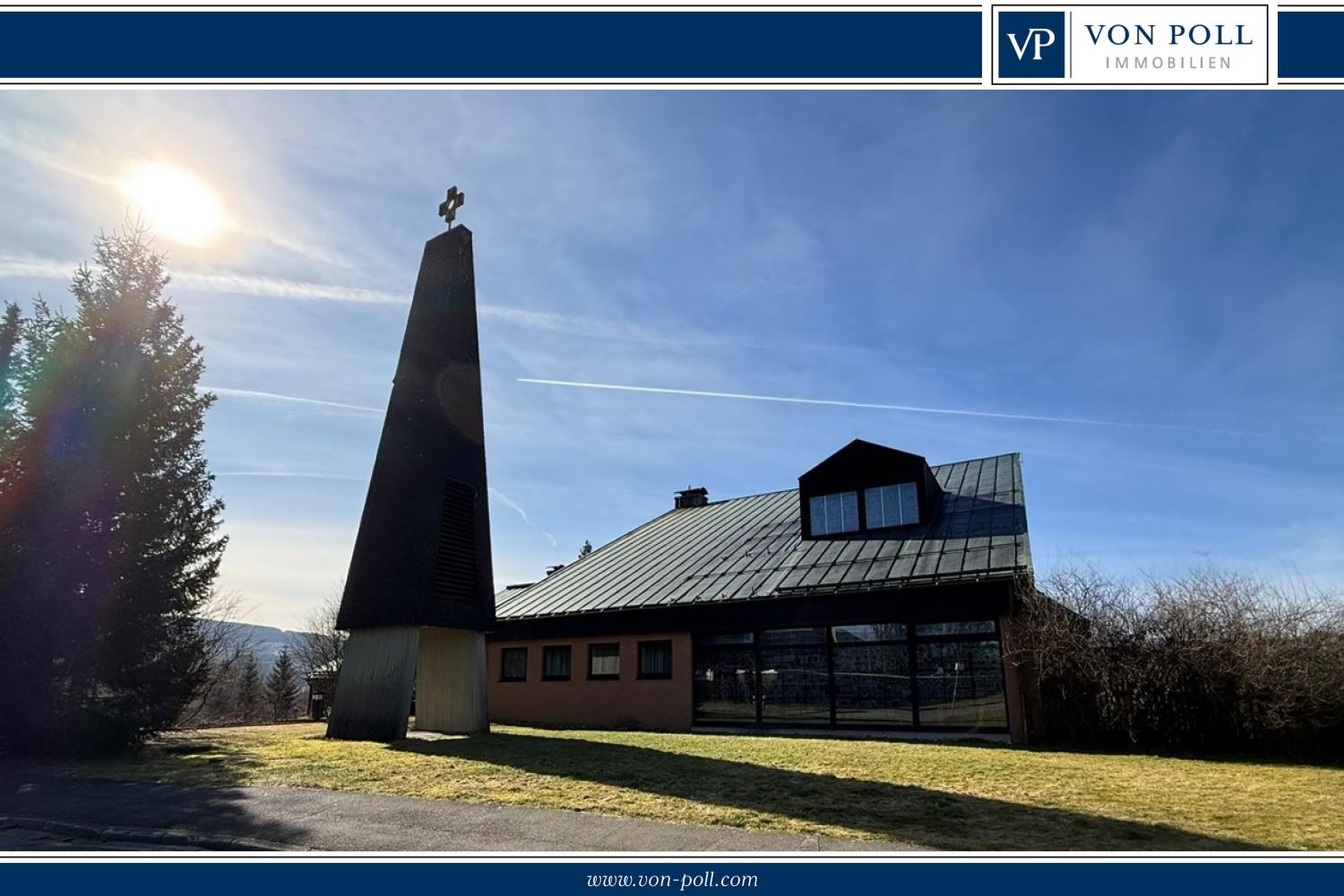 Aussenansicht mit Glockenturm