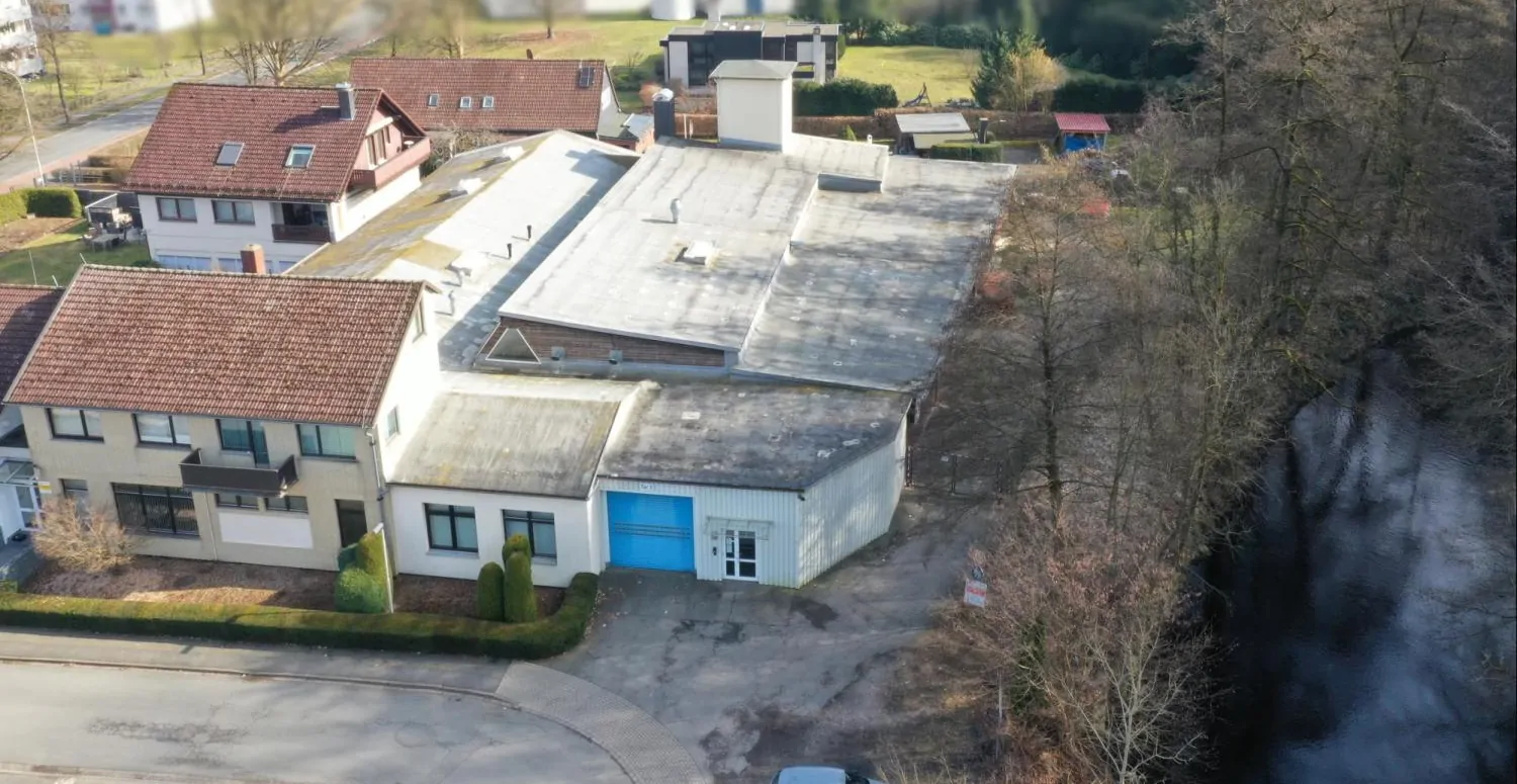 Attraktive Gewerbeimmobilie mit Produktionshallen und Bürogebäude