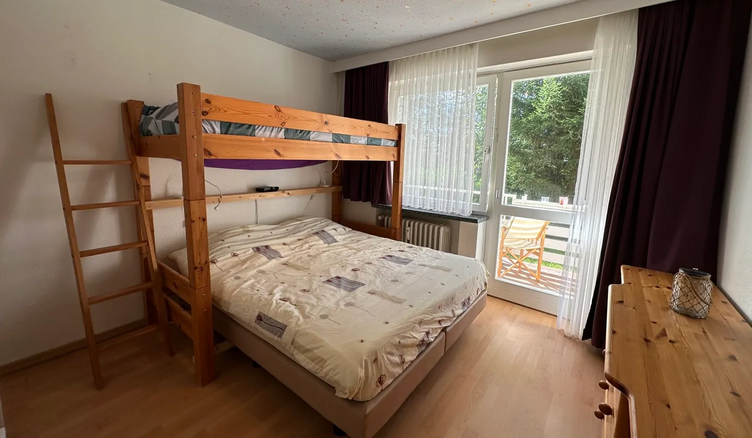 Schlafzimmer mit zusätzlichem Hochbett