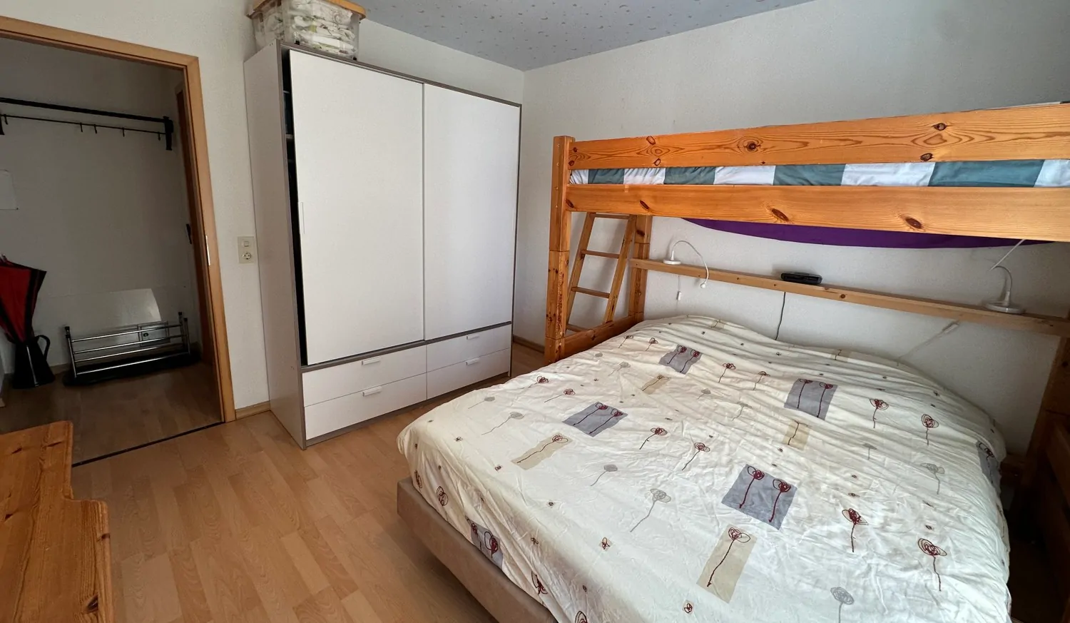 Schlafzimmer mit zusätzlichem Hochbett