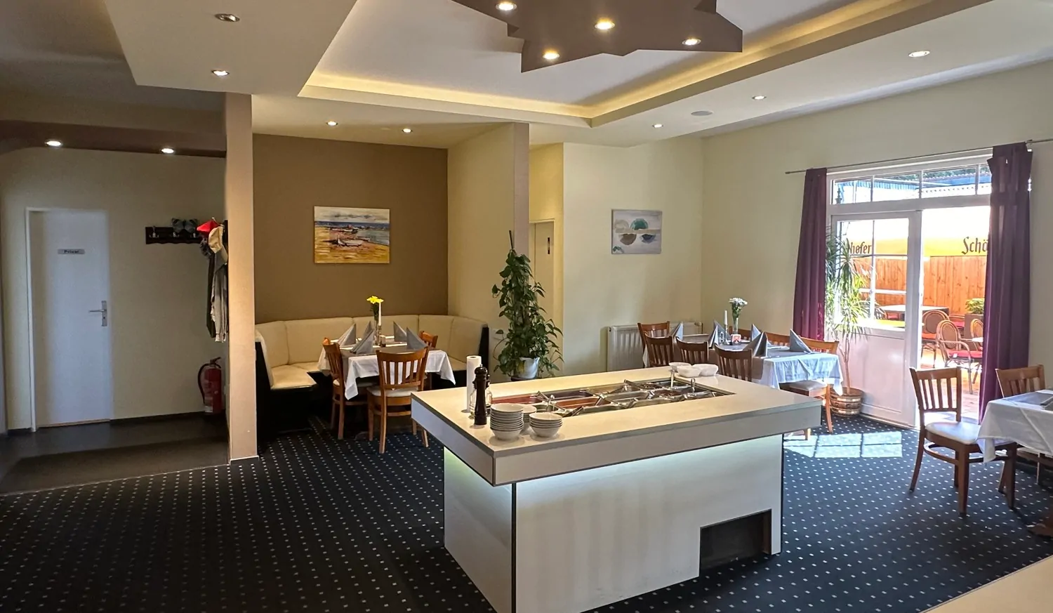 Hauptraum mit Theke und Salatbuffet