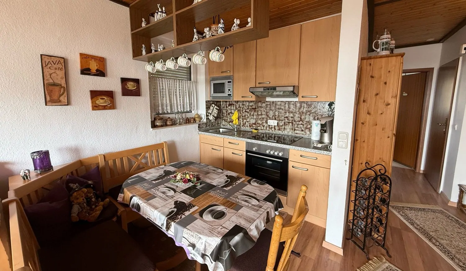 Küchenzeile mit Esstisch