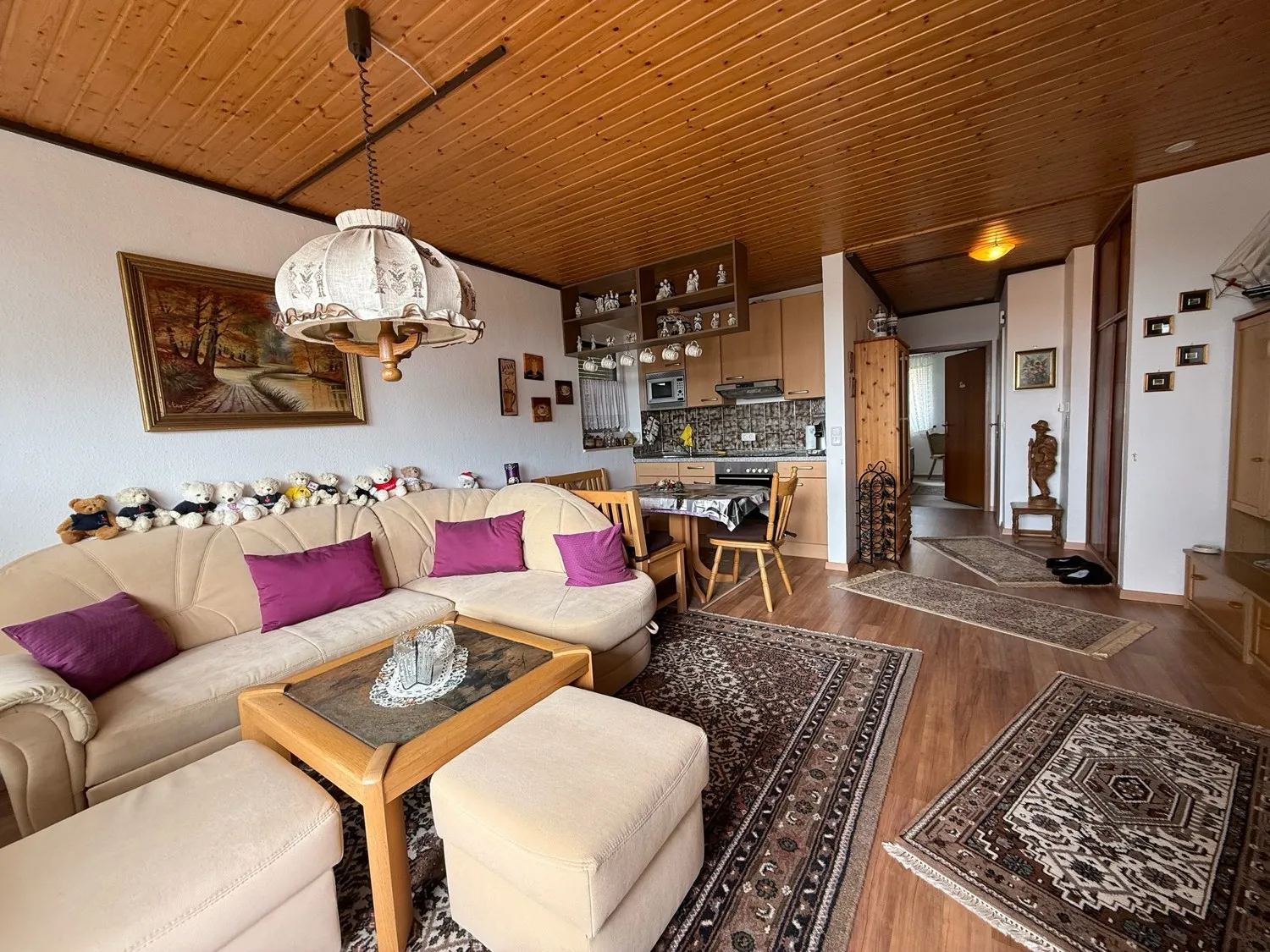 Blick ins Wohn/Esszimmer mit Küche