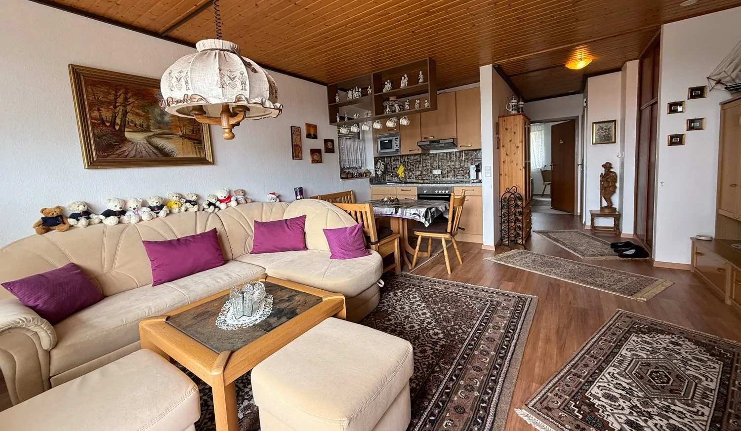 Blick ins Wohn/Esszimmer mit Küche