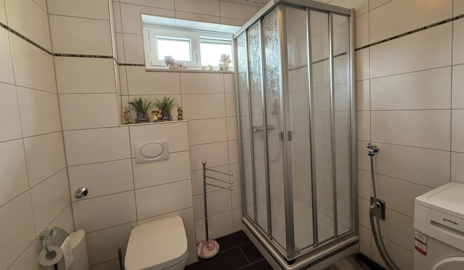 Bad mit Dusche und WC