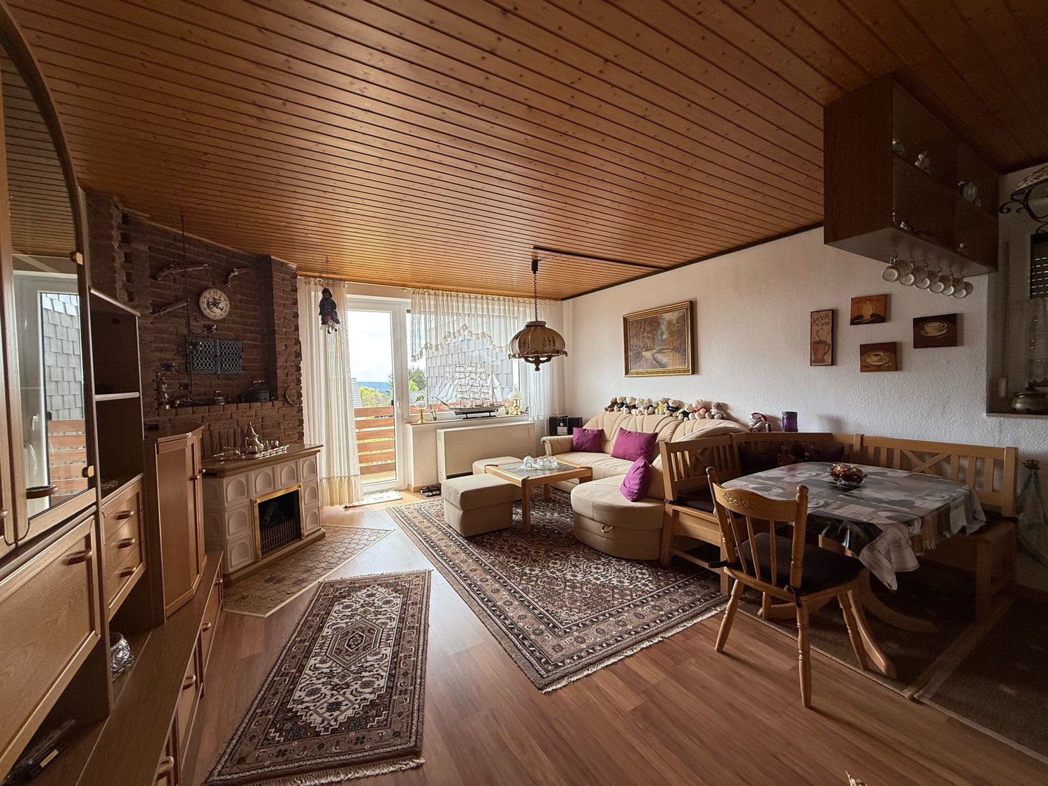 Wohnzimmer mit Ausgang auf den Balkon