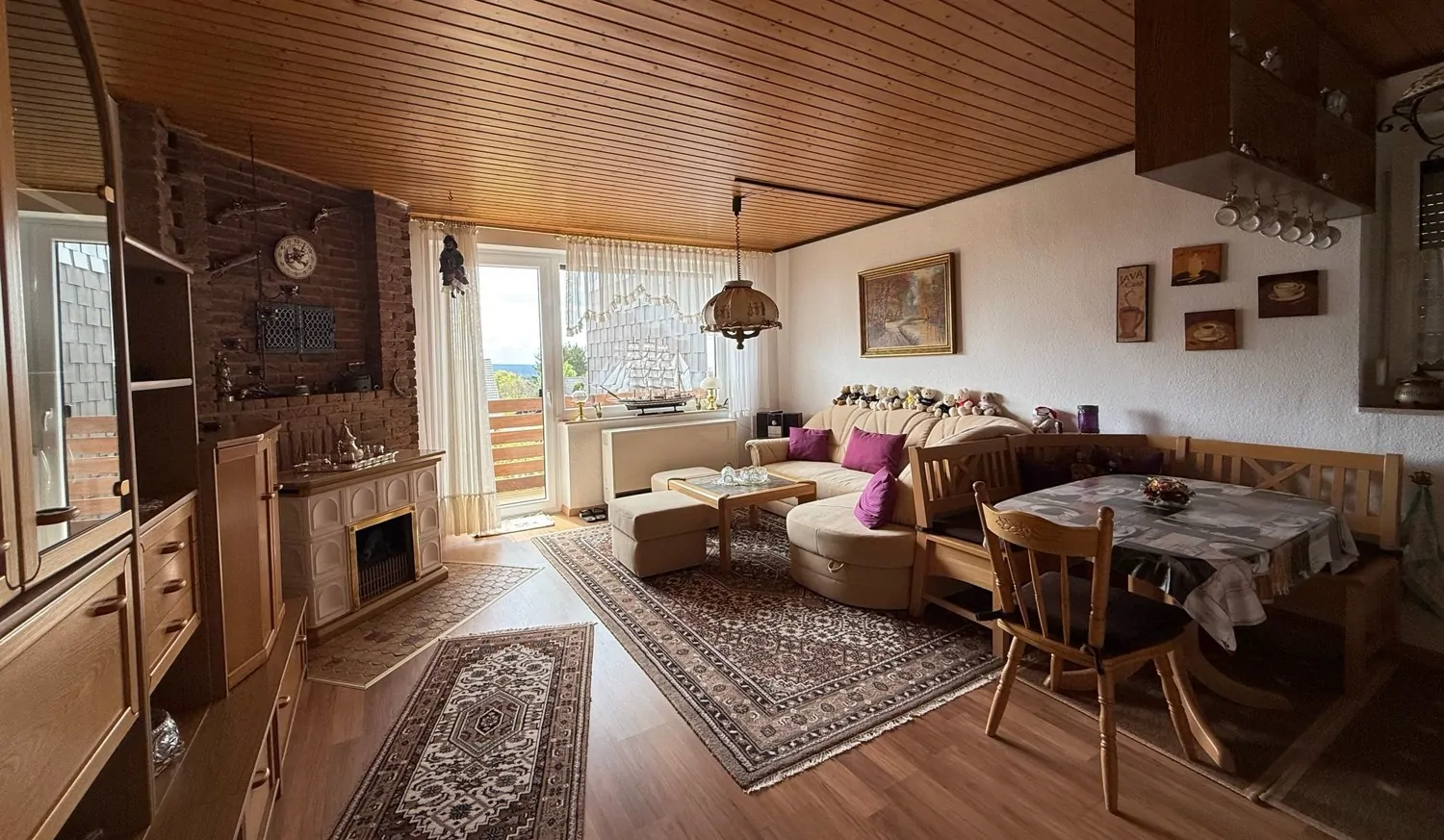 Wohnzimmer mit Ausgang auf den Balkon