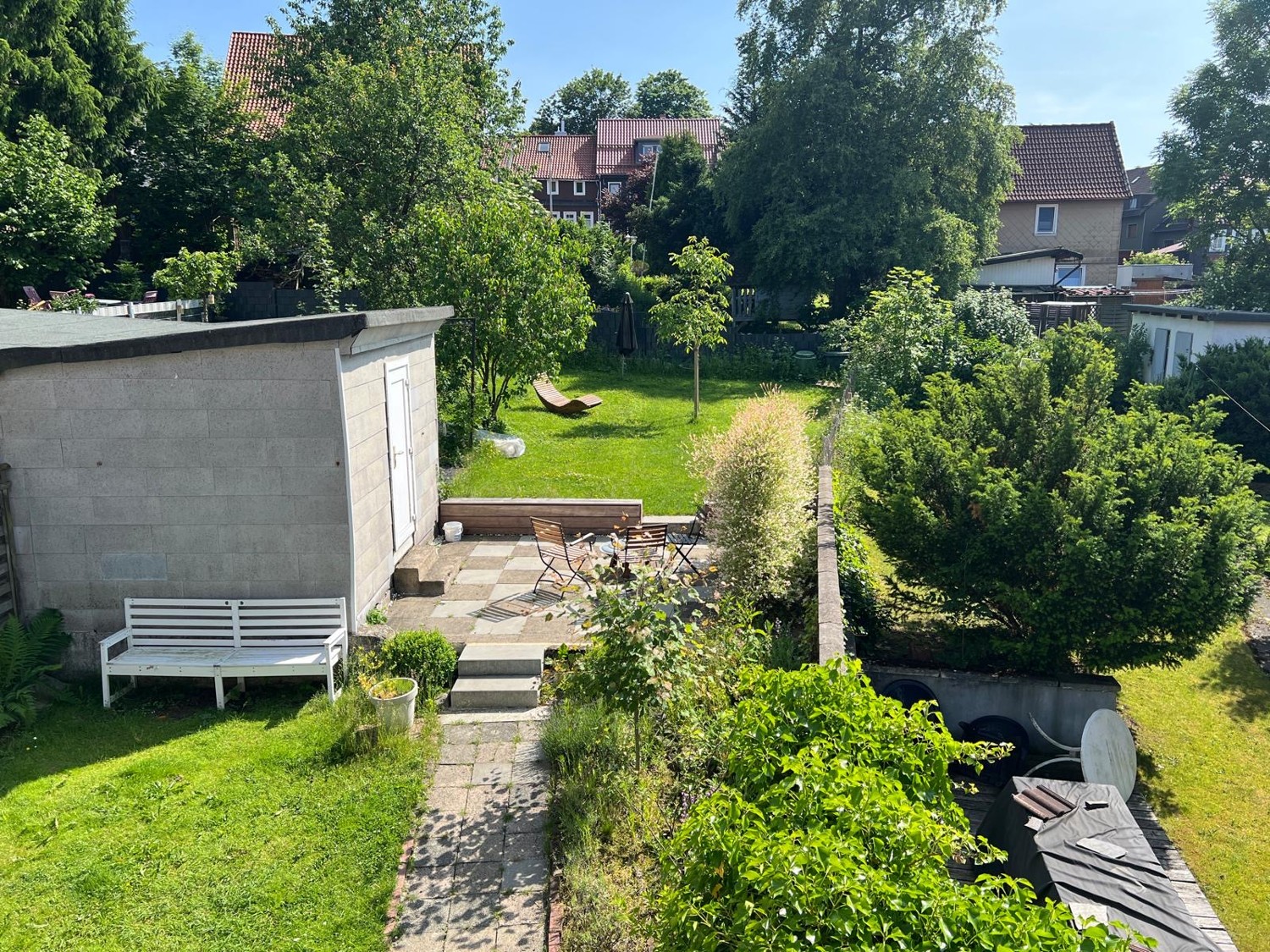 Garten mit kleinem Schuppen