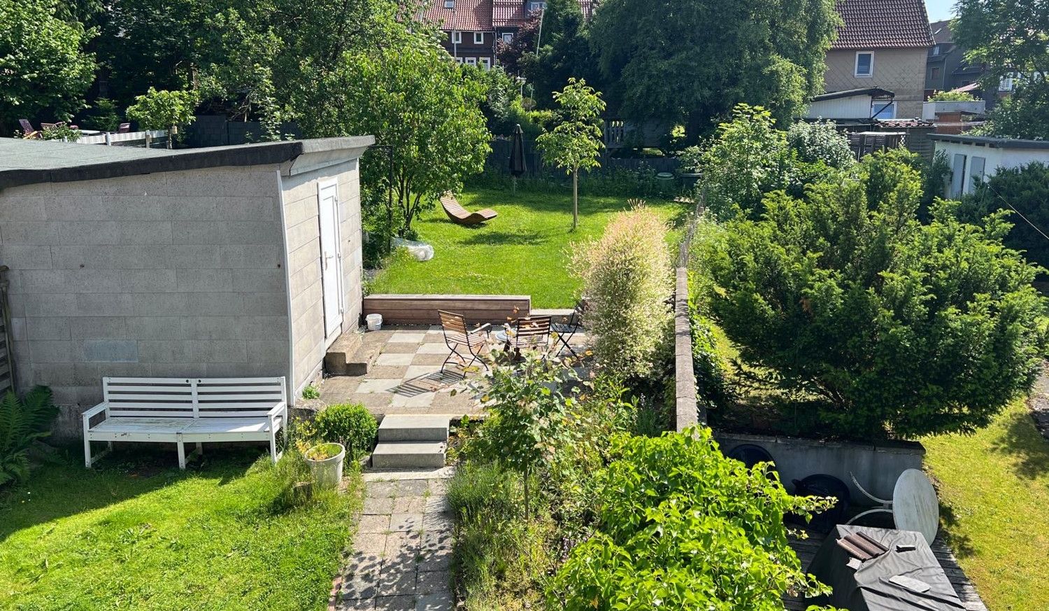 Garten mit kleinem Schuppen