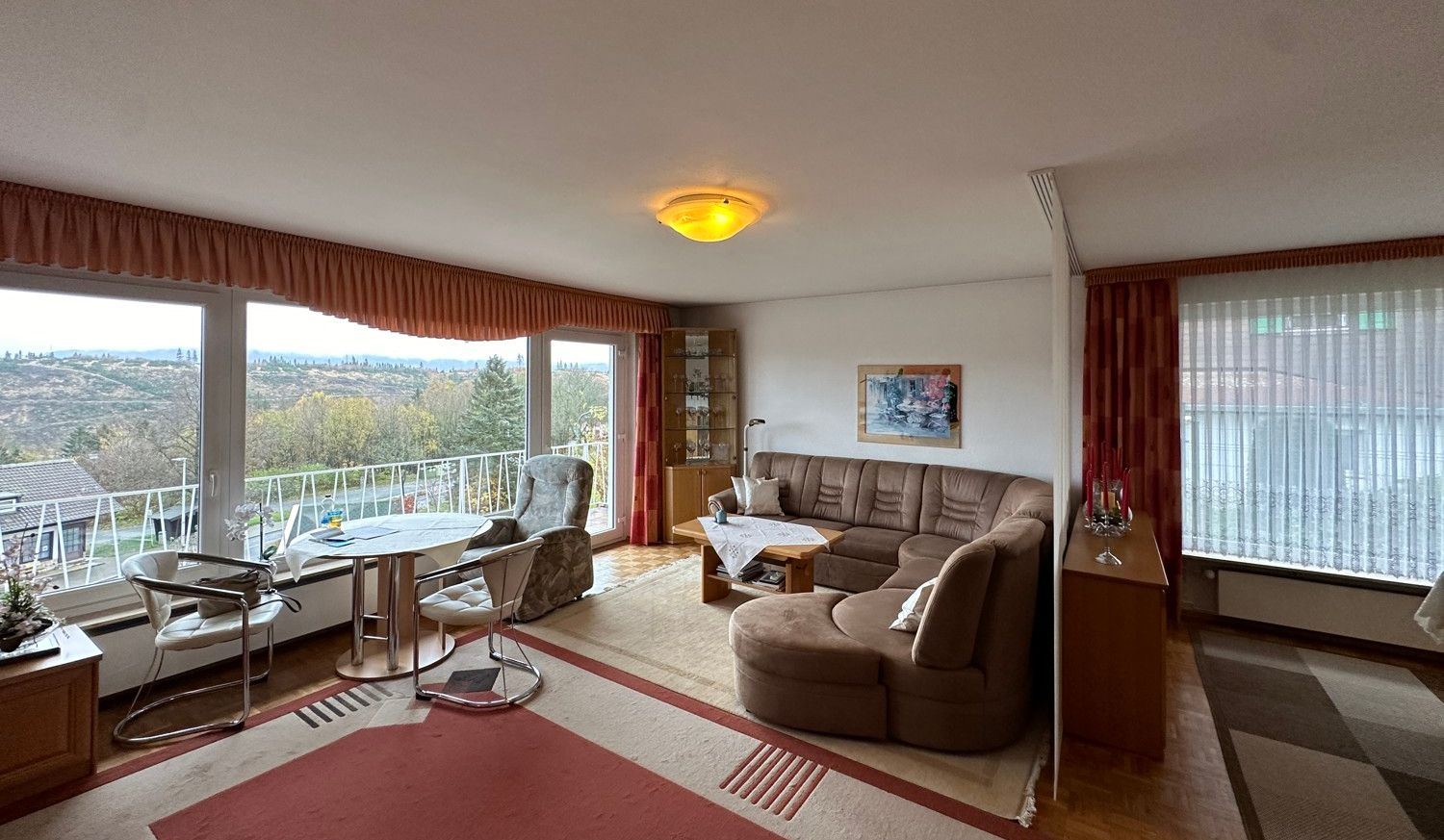 Wohnzimmer 1. OG mit Ausgang zum Balkon