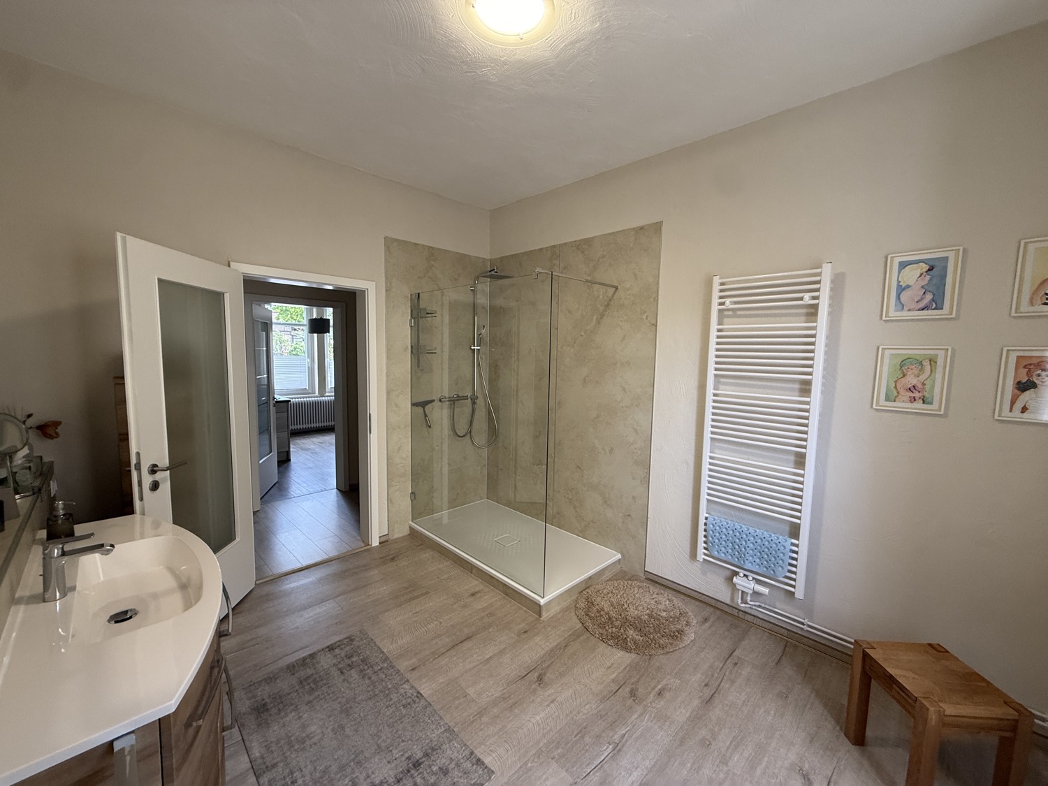 Charakteristisch und Individuell - Großzügige Villa in exponierter Lage mit Garten und Pool