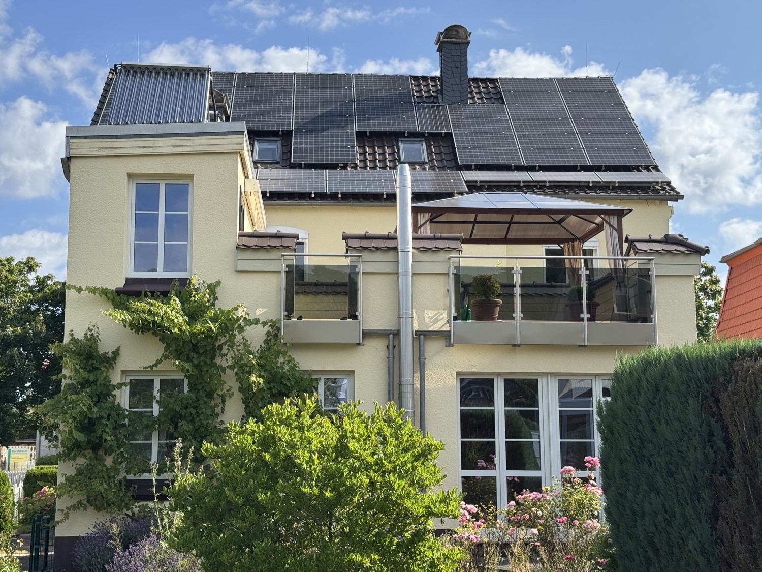 Charakteristisch und Individuell - Großzügige Villa in exponierter Lage mit Garten und Pool