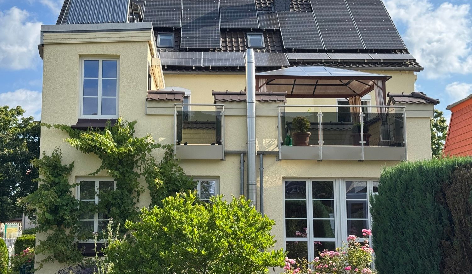 Charakteristisch und Individuell - Großzügige Villa in exponierter Lage mit Garten und Pool
