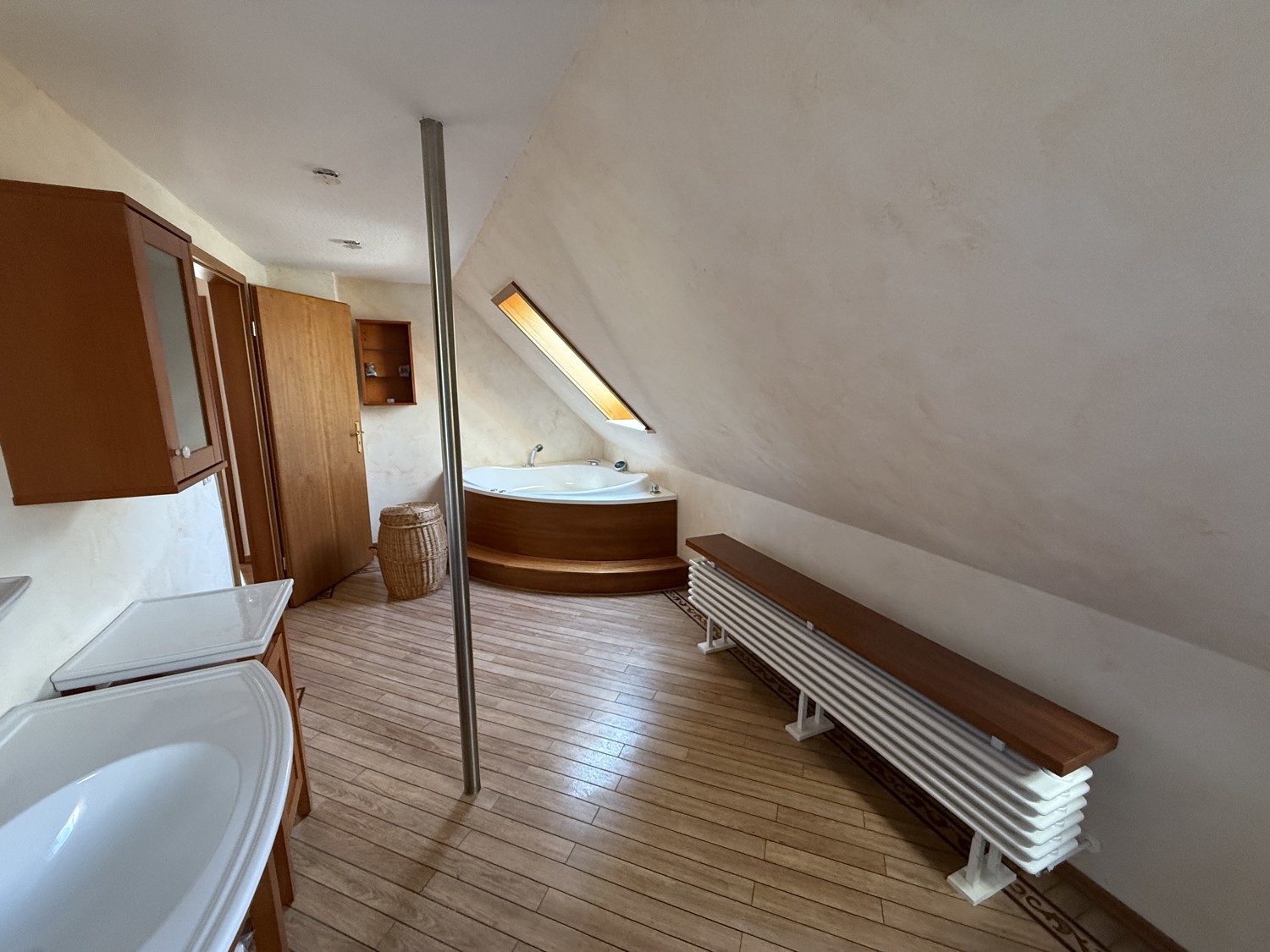 Charakteristisch und Individuell - Großzügige Villa in exponierter Lage mit Garten und Pool
