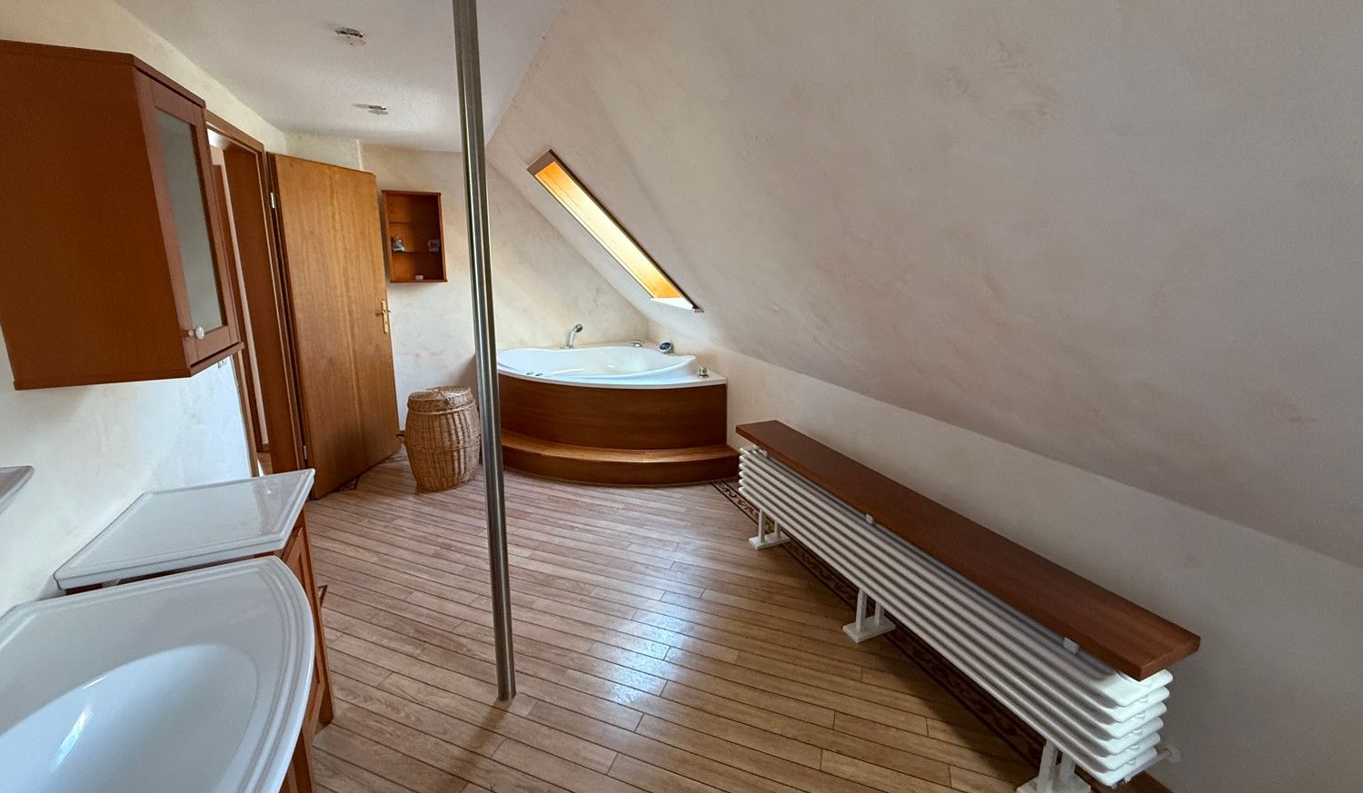 Charakteristisch und Individuell - Großzügige Villa in exponierter Lage mit Garten und Pool