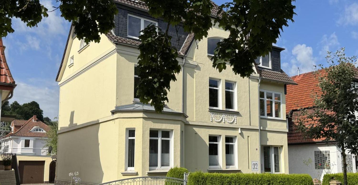Charakteristisch und Individuell - Großzügige Villa in exponierter Lage mit Garten und Pool
