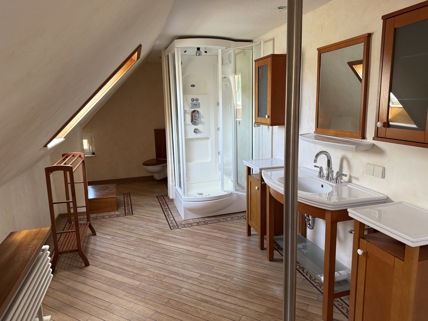 Charakteristisch und Individuell - Großzügige Villa in exponierter Lage mit Garten und Pool