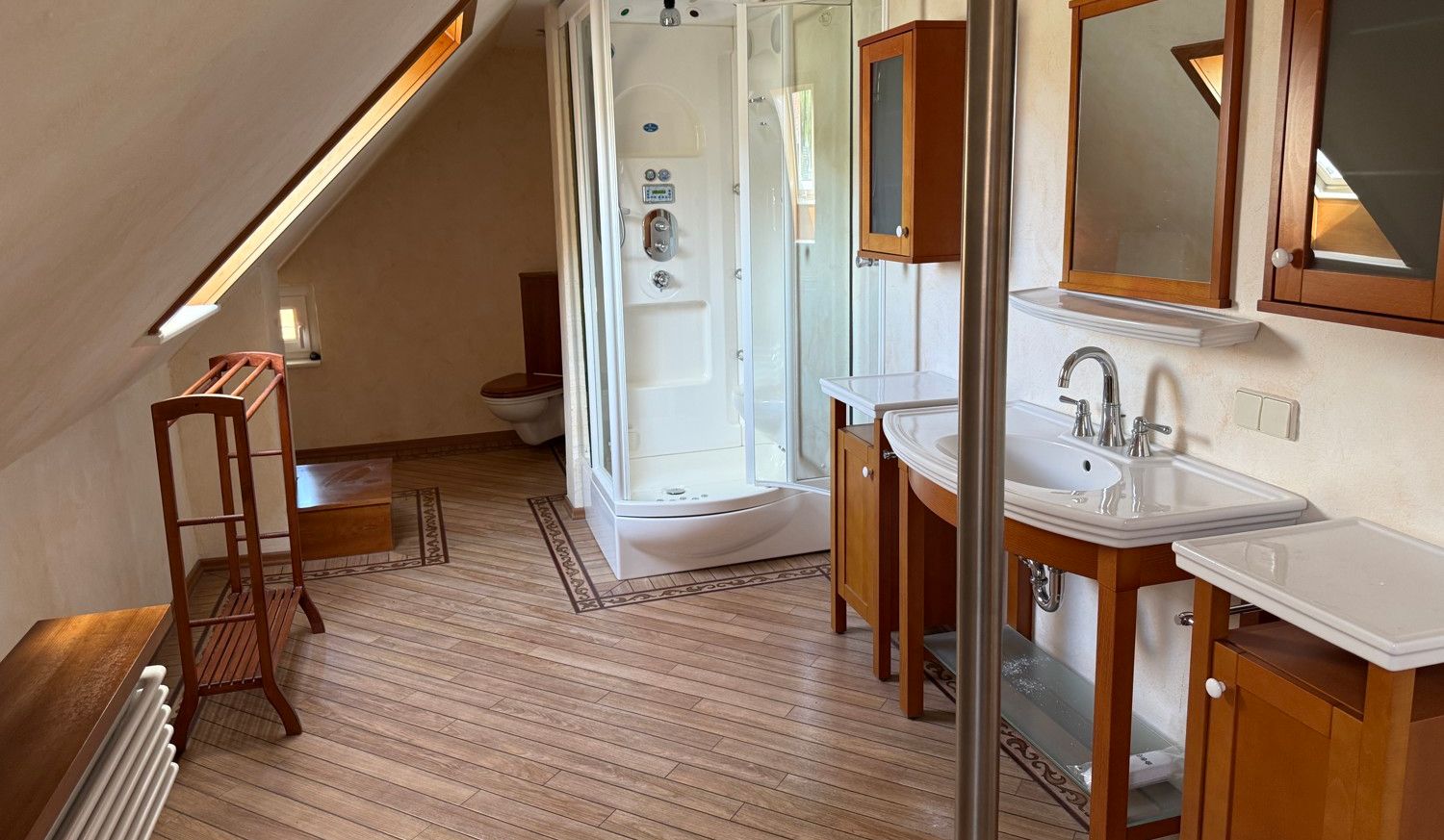 Charakteristisch und Individuell - Großzügige Villa in exponierter Lage mit Garten und Pool
