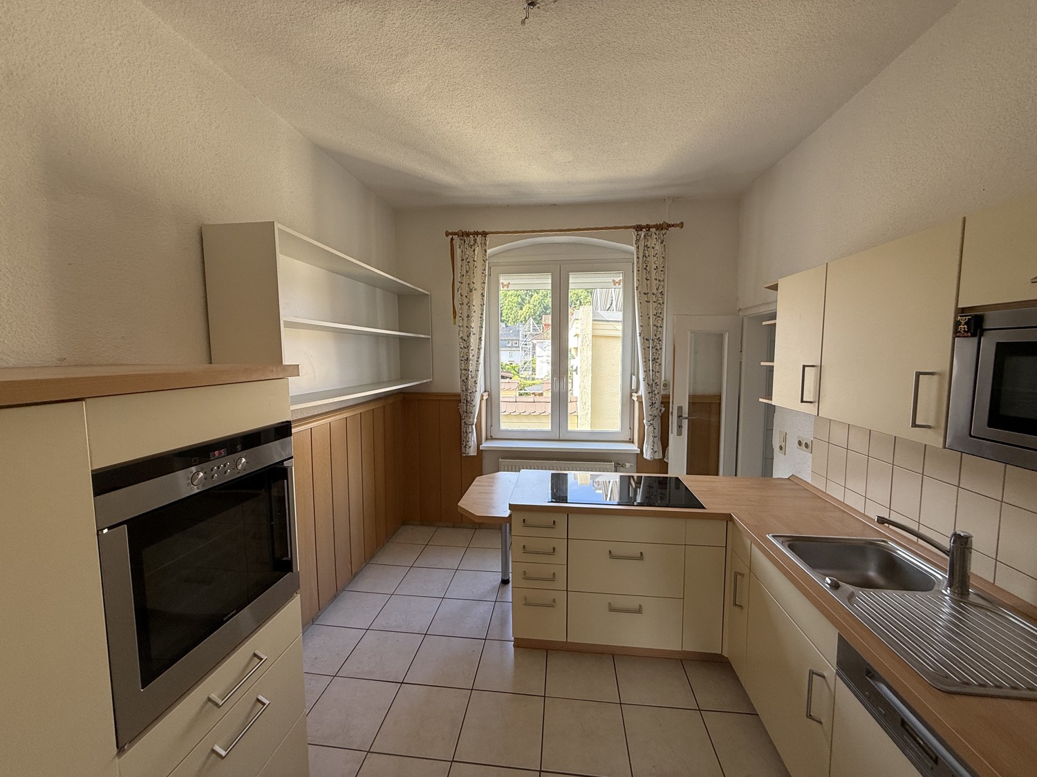 Charakteristisch und Individuell - Großzügige Villa in exponierter Lage mit Garten und Pool