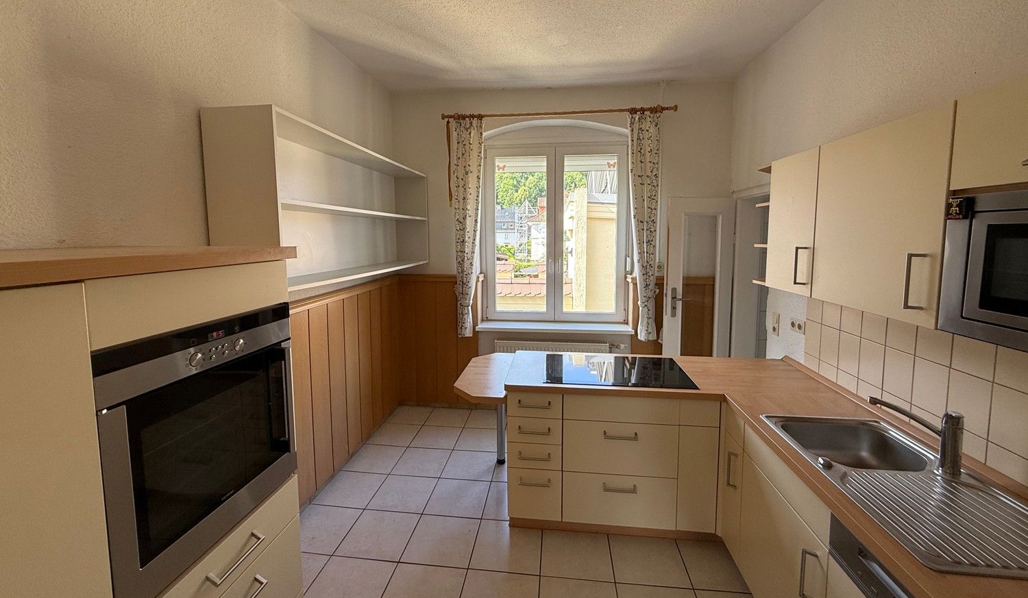 Charakteristisch und Individuell - Großzügige Villa in exponierter Lage mit Garten und Pool