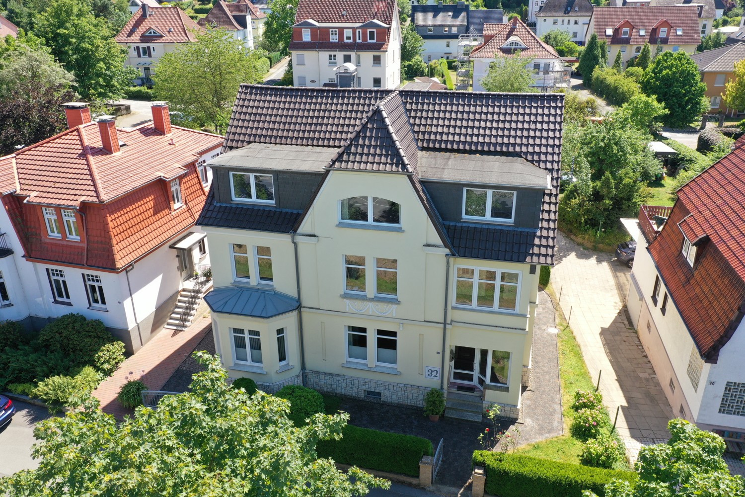 Charakteristisch und Individuell - Großzügige Villa in exponierter Lage mit Garten und Pool