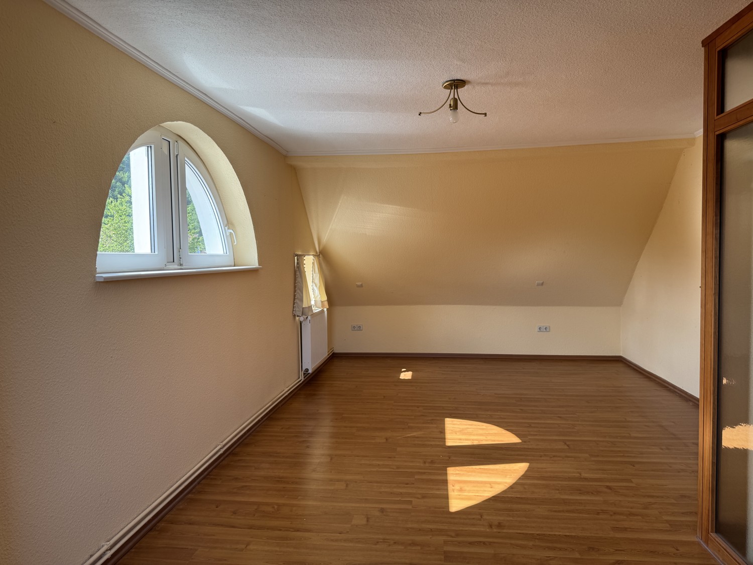 Charakteristisch und Individuell - Großzügige Villa in exponierter Lage mit Garten und Pool