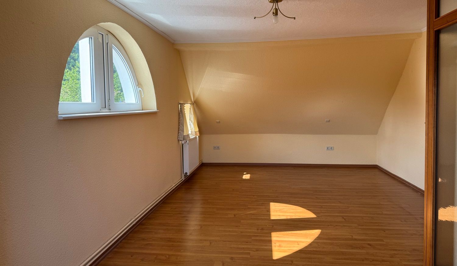 Charakteristisch und Individuell - Großzügige Villa in exponierter Lage mit Garten und Pool