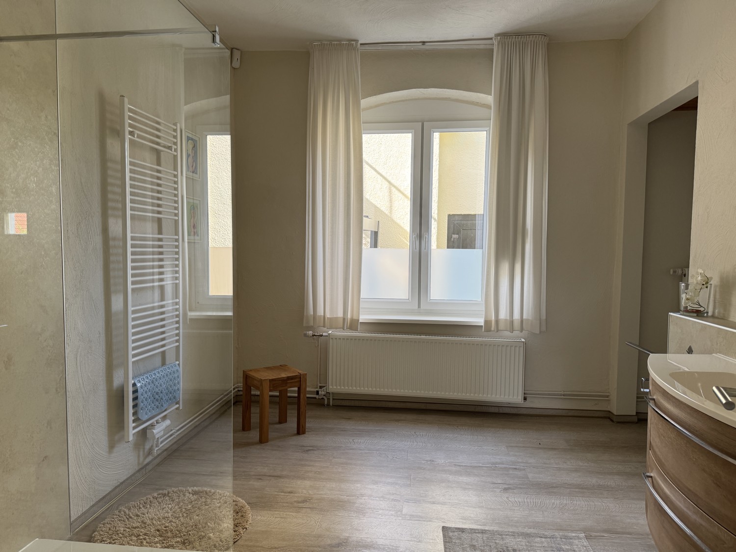 Charakteristisch und Individuell - Großzügige Villa in exponierter Lage mit Garten und Pool