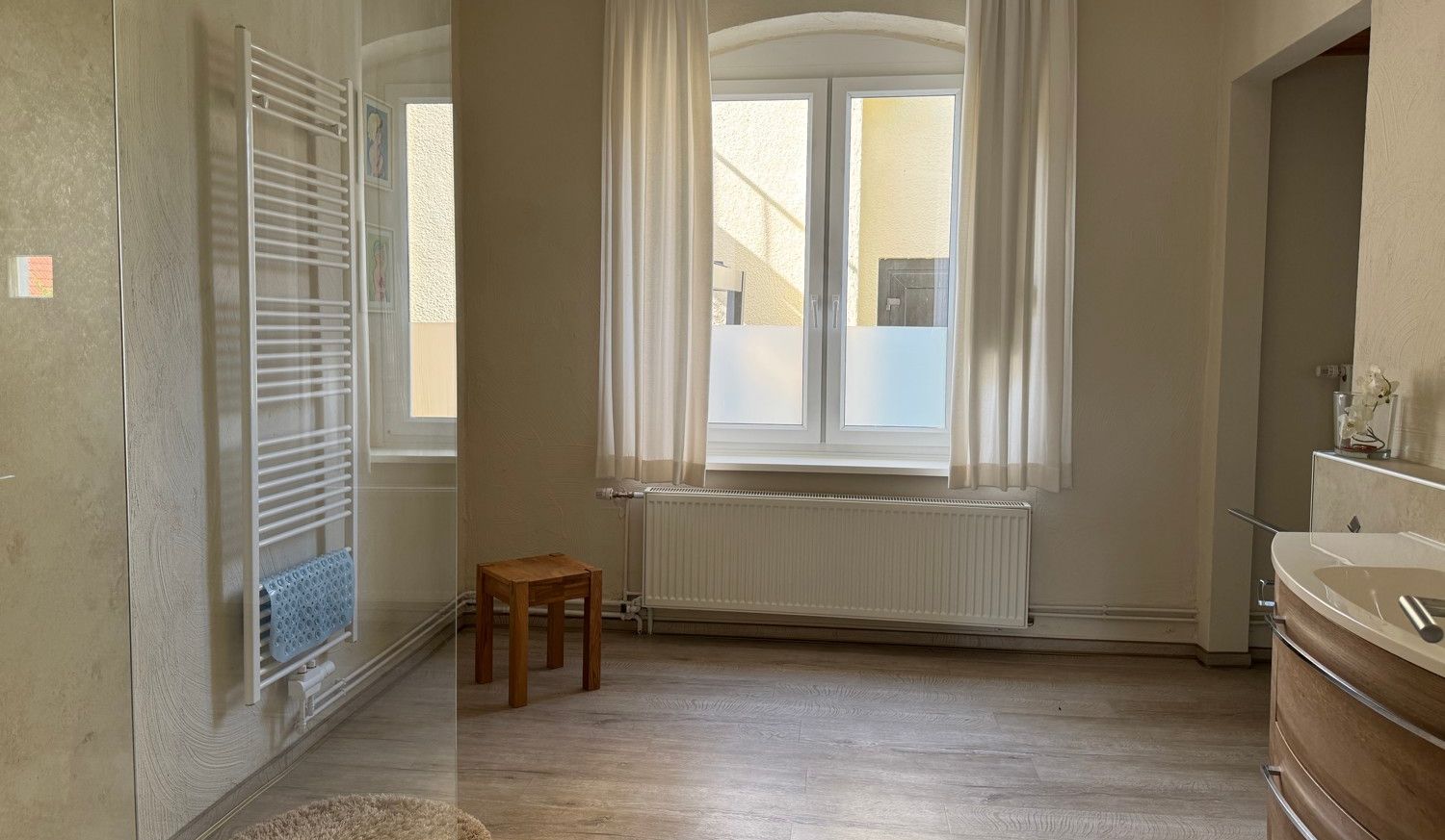 Charakteristisch und Individuell - Großzügige Villa in exponierter Lage mit Garten und Pool