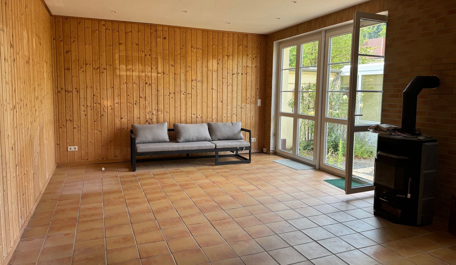 Charakteristisch und Individuell - Großzügige Villa in exponierter Lage mit Garten und Pool