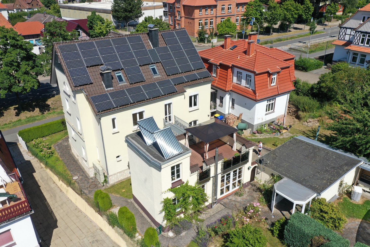 Charakteristisch und Individuell - Großzügige Villa in exponierter Lage mit Garten und Pool