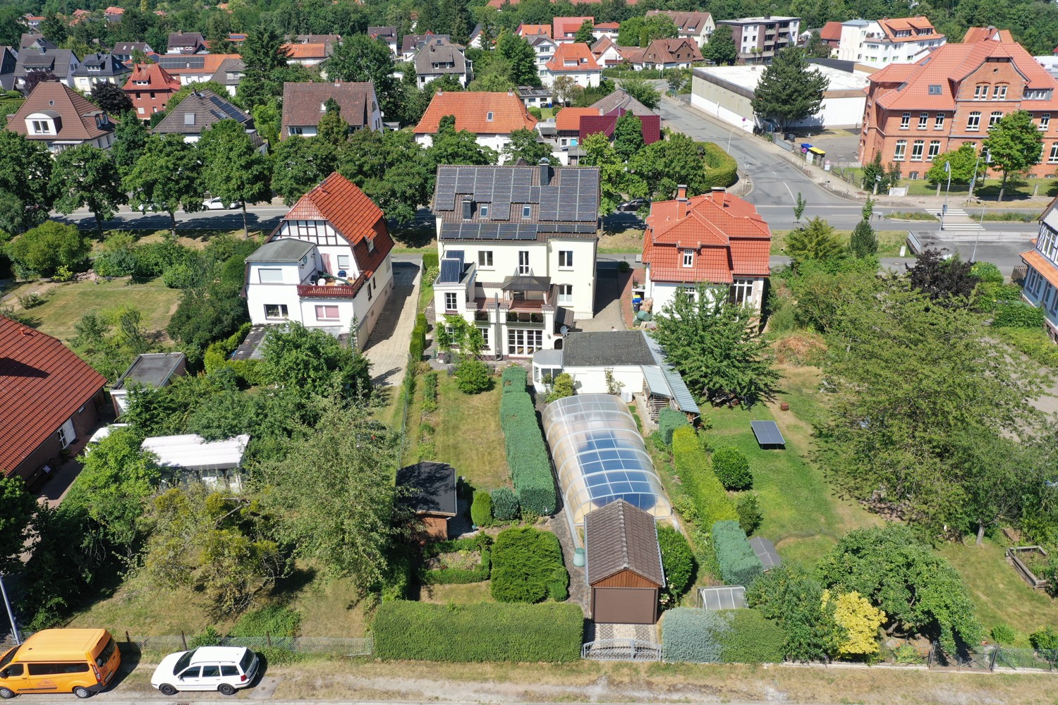 Charakteristisch und Individuell - Großzügige Villa in exponierter Lage mit Garten und Pool