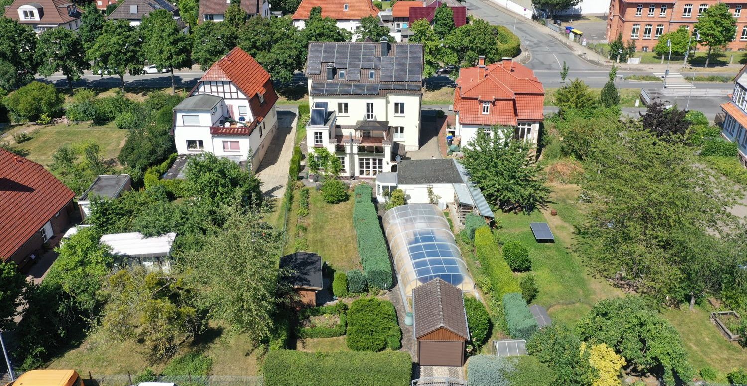 Charakteristisch und Individuell - Großzügige Villa in exponierter Lage mit Garten und Pool
