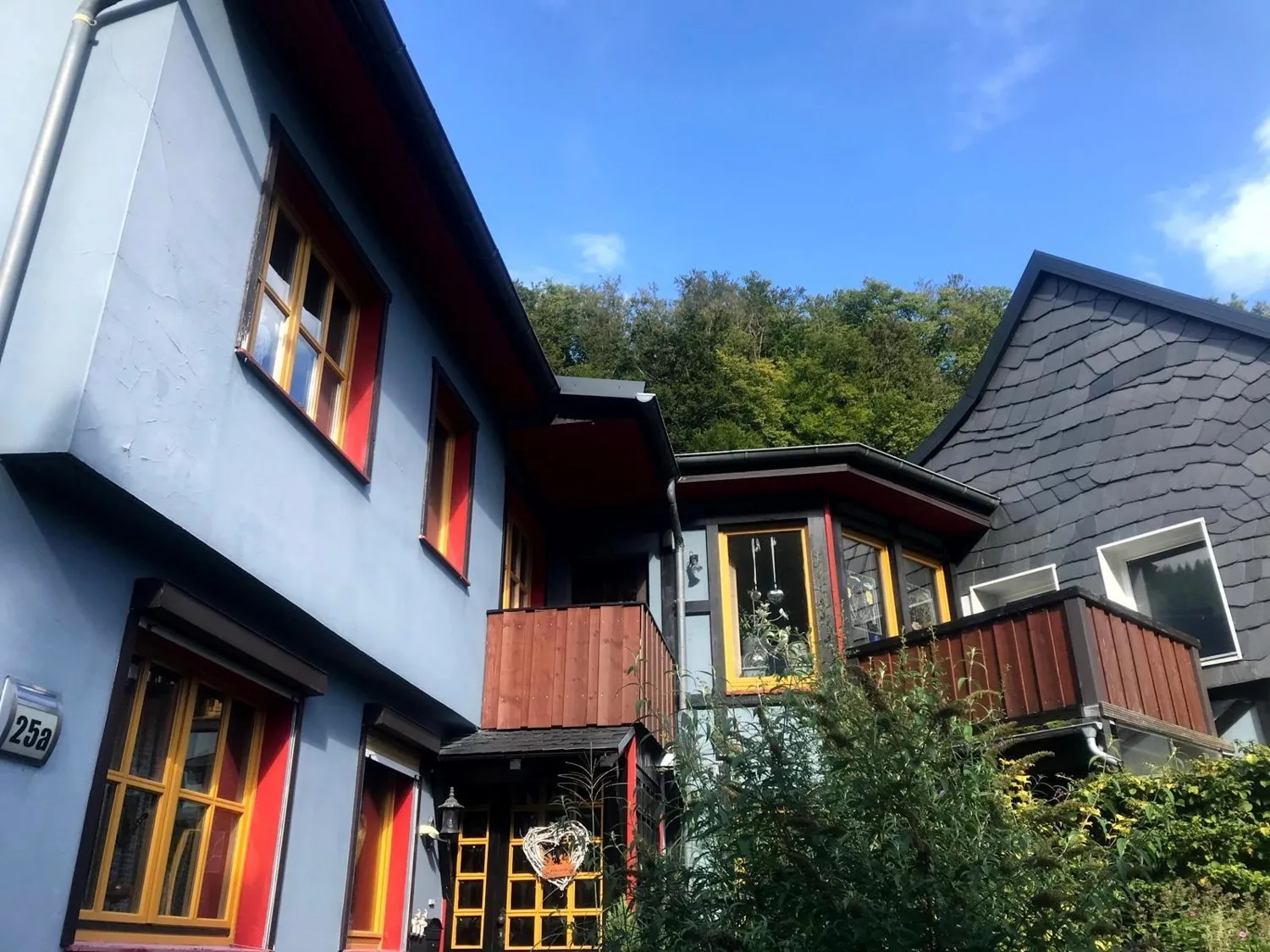 Idyllisch und Charmant - Einfamilienhaus mit vielen Möglichkeiten, tollem Blick und drei Garagen