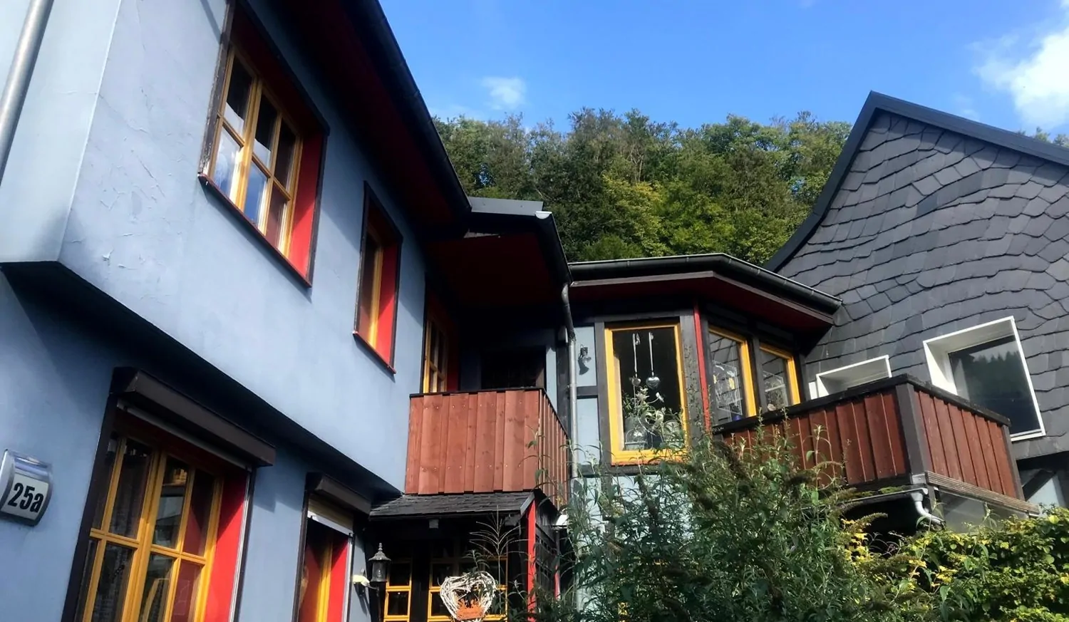 Idyllisch und Charmant - Einfamilienhaus mit vielen Möglichkeiten, tollem Blick und drei Garagen
