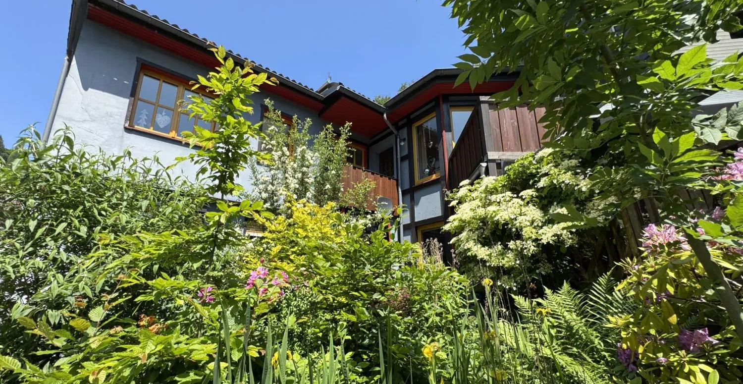Idyllisch und Charmant - Einfamilienhaus mit vielen Möglichkeiten, tollem Blick und drei Garagen