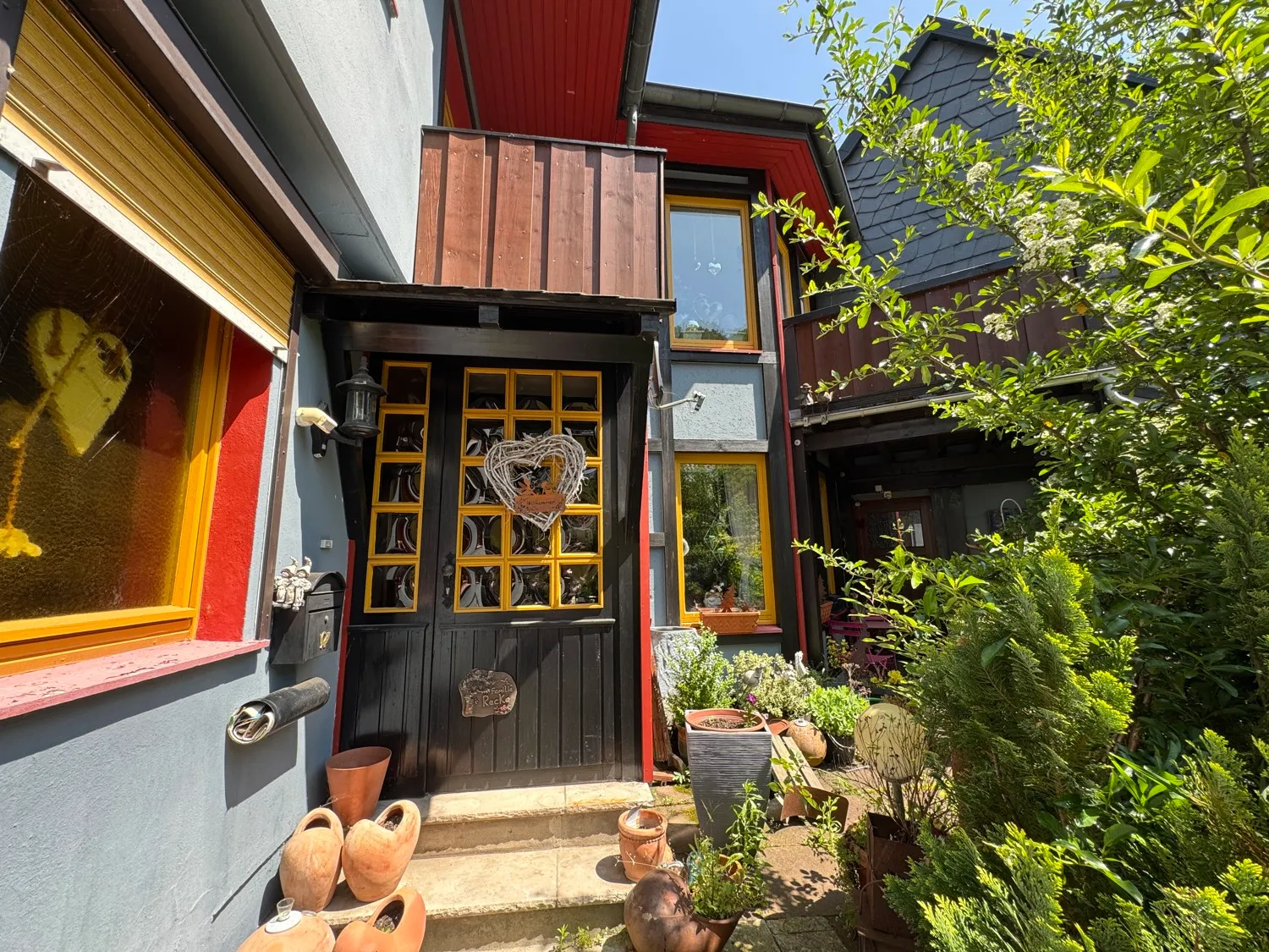 Idyllisch und Charmant - Einfamilienhaus mit vielen Möglichkeiten, tollem Blick und drei Garagen